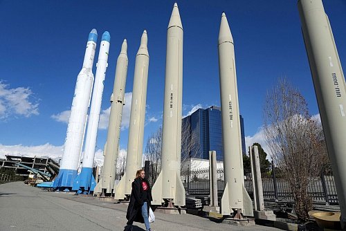 Der Iran will den Vergeltungsschlag Israels nicht einfach so hinnehmen. (Archivbild) - © Vahid Salemi/AP/dpa