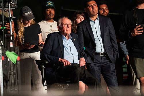 Bernie Sanders kündigte den Auftritt der Sängerin Clairo an. - © Amy Harris/Invision/AP/dpa
