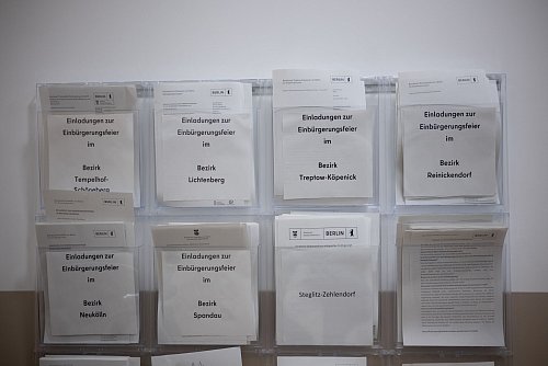 In Berlin gab es deutlich mehr Einbürgerungen nach drei Jahren aufgrund besonderer Integrationsleistungen als etwa in Bayern oder Hamburg. (Archivfoto) - © Sebastian Gollnow/dpa