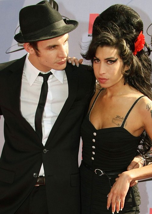 Amy Winehouse und ihr Ehemann Blake Fielder-Civil im Jahr 2017. - © Hubert Boesl/dpa