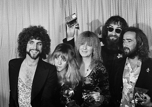 Lindsey Buckingham (l-r), Stevie Nicks, Christine McVie, Mick Fleetwood und John McVie, Mitglieder der Rockgruppe Fleetwood Mac, posieren mit ihrem Grammy Award für das Album des Jahres «Rumours». - © Richard Drew/AP/dpa