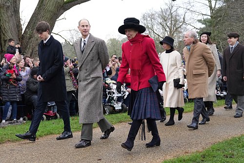 Auch Charles\\\' Geschwister Prinz Edward (2.v.l.) und Prinzessin Anne waren dabei. - © Jon Super/AP/dpa