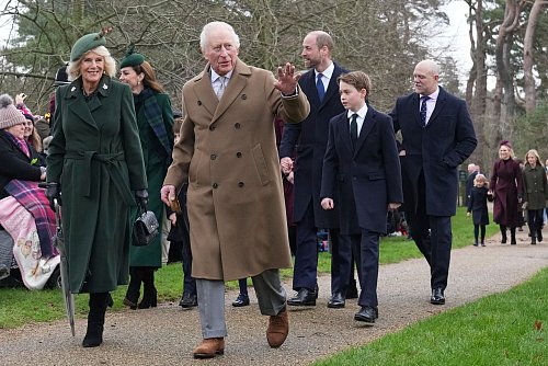 Traditionell gehen die Royals die kurze Strecke zum Gottesdienst zu Fuß. - © Jon Super/AP/dpa