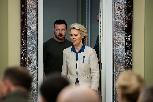 Der ukrainische Präsidenten Selensky dringt schon länger auf die Hilfen für sein Land. - © Christoph Soeder/dpa-ENR-Pool/dpa