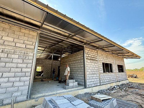 Gerade wird ein neues, deutlich größeres Wildlife Hospital gebaut, das im Mai öffnen soll. - © Carola Frentzen/dpa