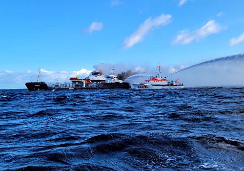 Laut Schweriner Umweltministerium ist bisher keine Gewässerverunreinigung entstanden. - © -/Die Seenotretter - DGzRS/dpa