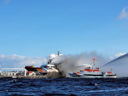 Ein Großaufgebot von Einsatzkräften war am brennenden Tanker «Annika» im Einsatz. - © -/Die Seenotretter - DGzRS/dpa