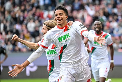 Der 18-jährige Noahkai Banks bejubelt sein erstes Bundesliga-Tor. - © Harry Langer/dpa