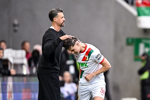 Sandro Wagner tätschelt Mert Kömür, den besten Augsburger, nach dessen 2:0. - © Harry Langer/dpa