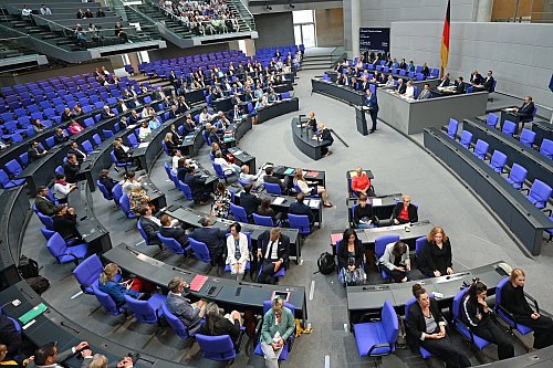 Politiker der Linken und der SPD drehen AfD-Redner Martin Sichert demonstrativ den Rücken zu. - © Niklas Treppner/dpa