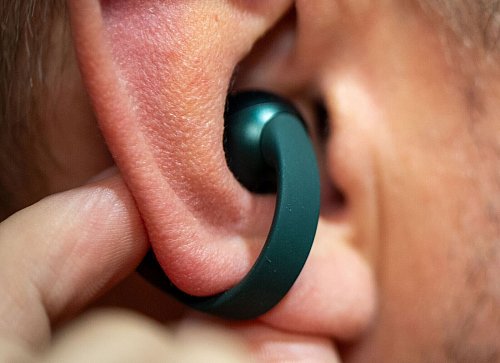 Steckt nicht im Ohr, liegt eher davor. Der Klang der Loops ist nicht so voll wie bei anderen Modellen, aber dafür bekommt man noch was von der Umgebung mit. - © Nico Tapia/dpa-tmn