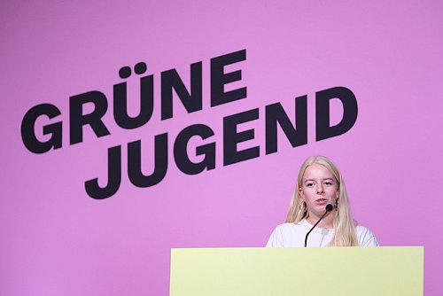 Will eine menschenwürdige Asylpolitik - die neue Vorsitzende der Grünen Jugend, Jette Nietzard - © Sebastian Willnow/dpa