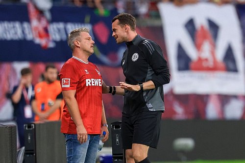 Zwischenzeitlich musste Kölns Trainer Lukas Kwasniok vom Vierten Offiziellen Richard Hempel beruhigt werden. - © Jan Woitas/dpa