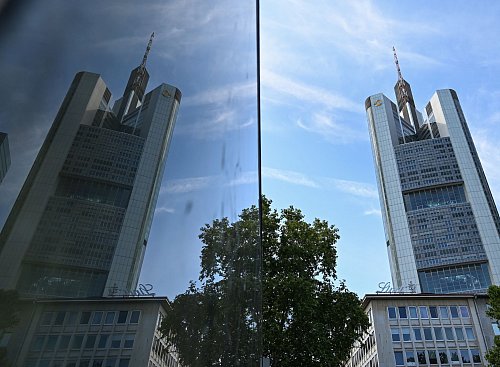Unicredit baut Position als größter Aktionär der Commerzbank weiter aus - kommt jetzt das Übernahmeangebot? (Archivbild) - © Arne Dedert/dpa