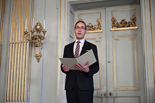Mats Malm verkündet die diesjährige Literaturnobelpreisträgerin. - © Jessica Gow/TT News Agency/P/dpa