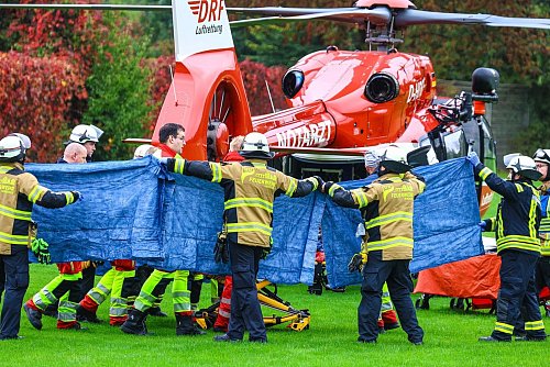 Der Transport der lebensgefährlich Verletzten war nur durch einen Rettungshubschrauber möglich. - © Alex Talash/dpa
