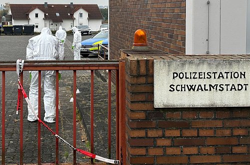 Vor der Polizeiwache in Schwalmstadt erschoss die Polizei eine 20-Jährige. Sie soll eine Waffe auf Polizeibeamte gerichtet haben, die einer scharfen Schusswaffe «zum Verwechseln ähnlich» war. (Archivbild) - © Nicole Schippers/dpa