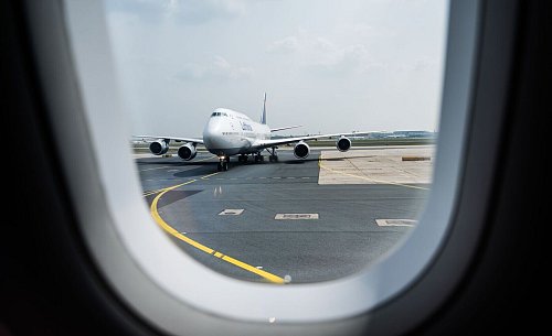 Mulmiges Gefühl bei Start oder Landung: Bis zu 25 Prozent der Menschen empfinden Unwohlsein oder Angst vor dem Fliegen. - © Andreas Arnold/dpa/dpa-tmn