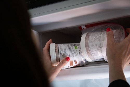 Schritt 2: Den Eisbecher im Gefrierbeutel in das Gefrierfach legen. - © Christin Klose/dpa-tmn