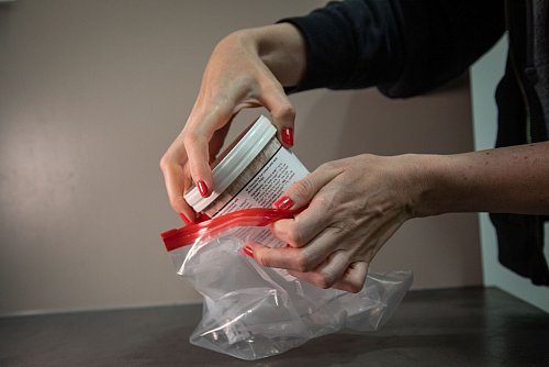Schritt 1: Eisbecher in den Gefrierbeutel packen und verschließen. - © Christin Klose/dpa-tmn