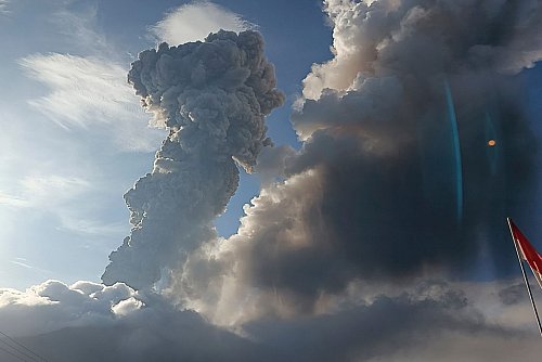 Aus dem Inneren des Berges war Berichten zufolge ein lautes Grollen zu hören. - © Uncredited/AP/dpa