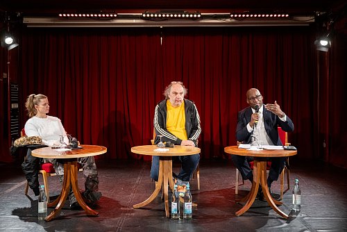 Kultursenator Joe Chialo stellte die neue Personalie in der Volksbühne vor. - © Soeren Stache/dpa