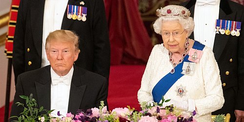 Trump war schon einmal zum Staatsbesuch in Großbritannien - damals noch mit der Queen (Archivbild). - © Dominic Lipinski/PA Wire/dpa