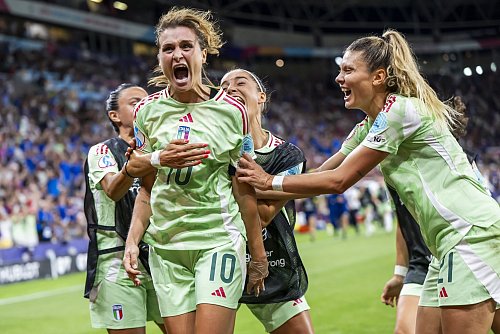 Kapitänin Cristiana Girelli traf im Viertelfinale doppelt und sorgte für Extase im Team. - © Martial Trezzini/KEYSTONE/dpa