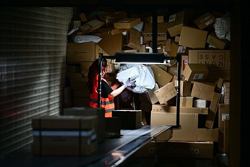 In der Vorweihnachtszeit sind die Paketmassen besonders groß. - © Sebastian Christoph Gollnow/dpa