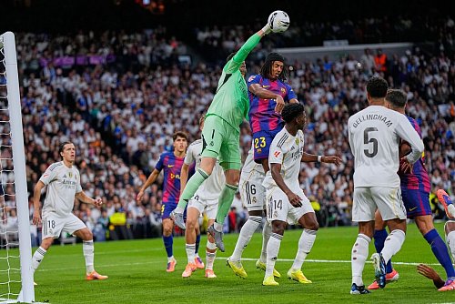 Die Erzrivalen lieferten sich im Bernabéu-Stadion ein sehenswertes Duell. - © Manu Fernandez/AP/dpa