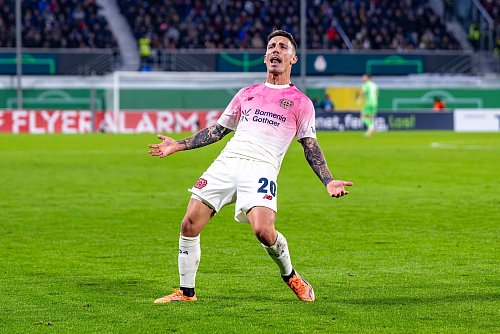 Die Freistöße von Alejandro Grimaldo sind gefürchtet. - © David Inderlied/dpa