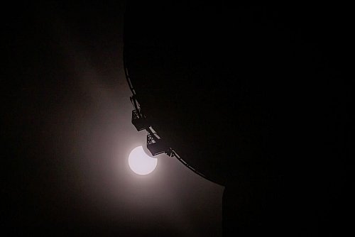 Laut DWD herrschten in einem Streifen von Schleswig-Holstein bis ins Saarland gute Bedingungen, um die Sonnenfinsternis zu sehen. - © Christoph Soeder/dpa