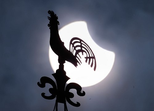 Einige Minuten nach 12 Uhr erreichte die partielle Sonnenfinsternis über Deutschland ihren Höhepunkt. - © Boris Roessler/dpa