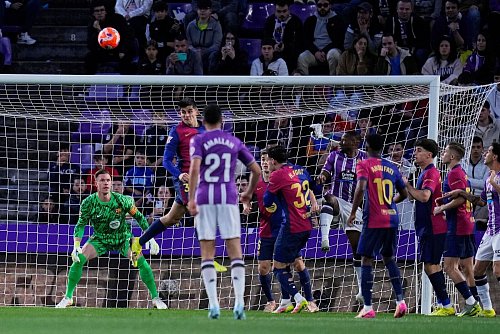 Barcelonas Torwart Marc-André ter Stegen (l) muss wieder auf die Bank - © Manu Fernandez/AP/dpa