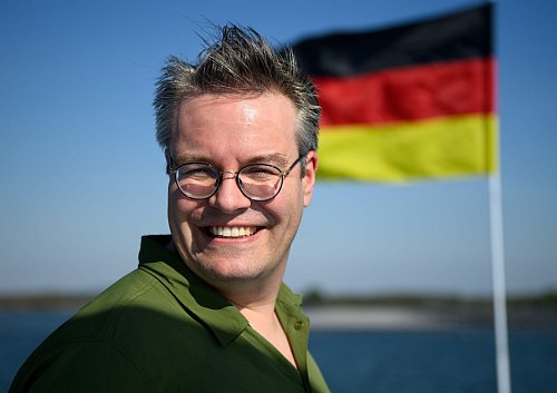 Tobias Lindner (Grüne) ist Staatsminister im Auswärtigen Amt. Aus seiner Partei ist zu hören, er genieße großen Rückhalt in Partei und Fraktion. (Archivfoto) - © Bernd von Jutrczenka/dpa