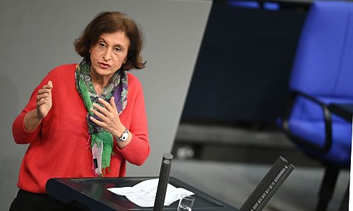 Canan Bayram (Bündnis 90/Grüne) hat sich im Bundestag stark engagiert beim Thema Cannabislegalisierung. (Archivfoto) - © Julian Weber/dpa