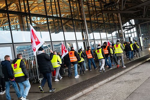 Streikende demonstrieren am Morgen am Flughafen Hamburg. - © Jonas Walzberg/dpa