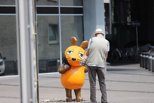 Die angekokelte Maus-Figur hat schon viel Anteilnahme erfahren. (Archivbild) - © Sascha Thelen/dpa
