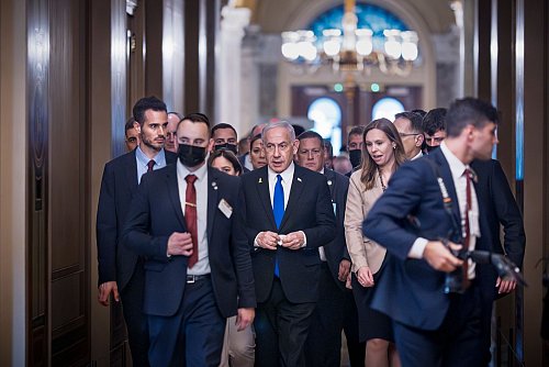 Israels Regierungschef Netanjahu ist derzeit in den USA. - © J. Scott Applewhite/AP/dpa