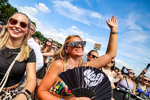 Die Stimmung zum Beginn des Festivals ist ausgelassen. - © Christoph Reichwein/dpa