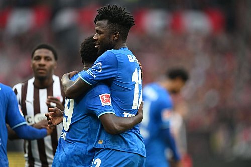 Erleichterung bei den Leverkusener Spielern nach dem Sieg beim FC St. Pauli. - © Carmen Jaspersen/dpa