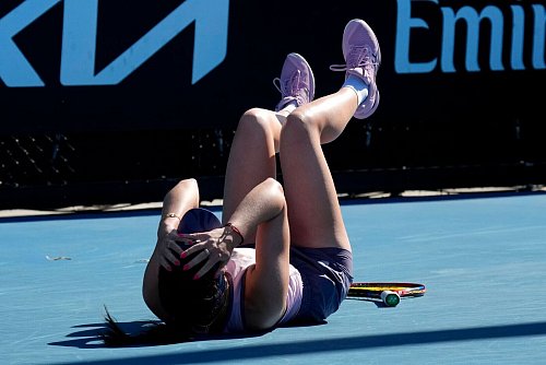 Der Moment, als Eva Lys\\\' Einzug in die dritte Runde der Australian Open feststand. - © Manish Swarup/AP/dpa