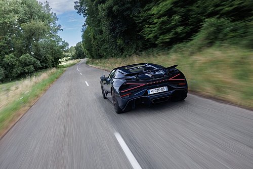 Zeit zum Cruisen: Auch die ruhigere Fahrt über die Landstraße beherrscht der Bugatti Mistral - etwas Restkomfort ist trotz extremer Sportlichkeit noch vorhanden. - © Daniel Wollstein/Bugatti/dpa-tmn