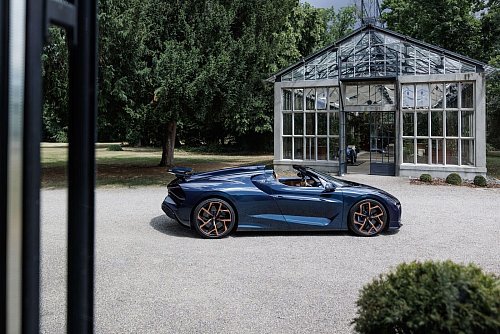 Rasantes Gefährt: Auch im Stand strahlt der Bugatti Mistral Dynamik in Reinform aus. - © Daniel Wollstein/Bugatti/dpa-tmn