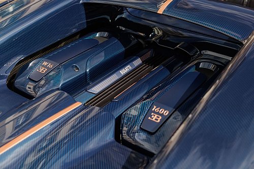 Dezente Sturmhaube: Darunter sorgt der W16 mit vier Turboladern für eine maximale Leistung von 1.600 PS. - © Daniel Wollstein/Bugatti/dpa-tmn