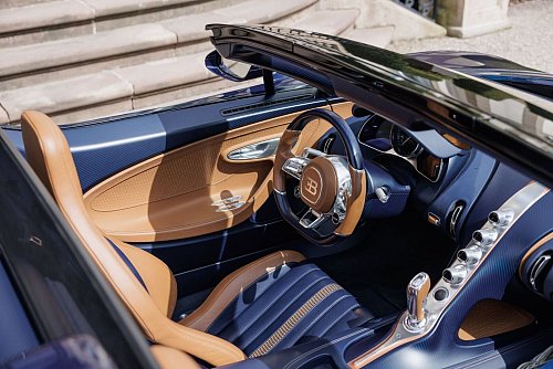 Luxuriöser Retro-Flair: Wie in einem puristischen Rennwagen sieht das Cockpit nicht an allen Stellen aus. - © Daniel Wollstein/Bugatti/dpa-tmn