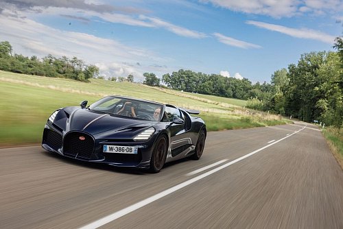 Let\\\'s go: Klar, keiner sollte die Spitze von 420 km/h auf öffentlichen Straßen auch nur annähernd ausreizen - aber schon allein, dass der Mistral das könnte, beflügelt. - © Daniel Wollstein/Bugatti/dpa-tmn