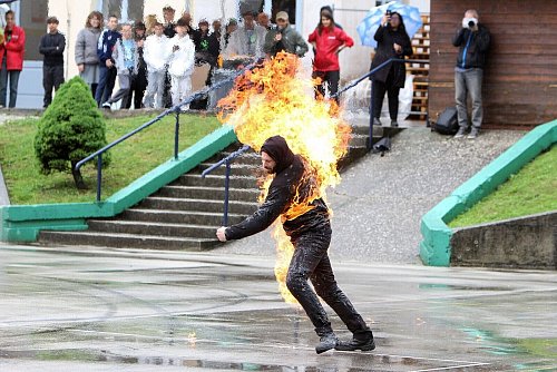 Stuntleute springen für die großen Stars sprichwörtlich durchs Feuer. - © -/XinHua/dpa