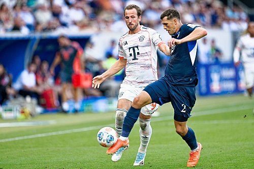 Laufen, kämpfen, verteidigen: Auch das zählt zu Kanes Qualitäten. - © Uwe Anspach/dpa