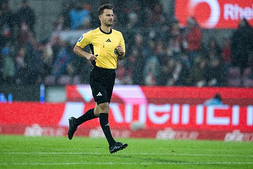 Schiedsrichter Daniel Schlager stand beim Spiel Köln gegen Hamburg im Fokus. - © Rolf Vennenbernd/dpa